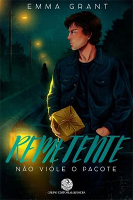 Capa do livro Remetente: não viole o pacote, de Emma Grant. A ilustração mostra um jovem de perfil, com cabelo castanho curto, vestindo jaqueta escura, caminhando por uma rua à noite iluminada por postes. Ele segura um pacote embrulhado em papel pardo com um laço, que parece emitir um brilho amarelado suave. Ao fundo, em meio à neblina, há uma figura misteriosa desfocada, criando uma atmosfera de suspense. O título aparece em destaque em letras grandes e estilizadas em tons de azul e verde.