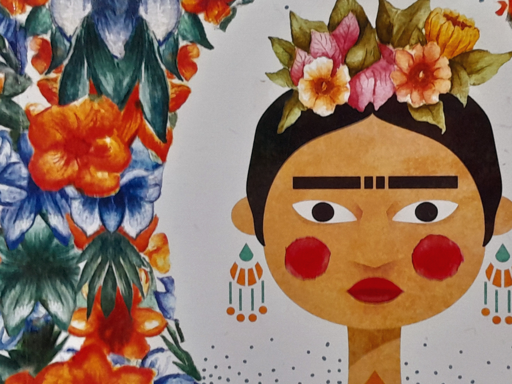 Ilustração inspirada em Frida Kahlo com flores laranjas e rosadas na cabeça, brincos coloridos e bochechas vermelhas. Ao lado do rosto estilizado, uma faixa repleta de flores alaranjadas ocupa a lateral da imagem.