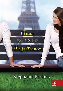 Capa do livro Anna e o beijo francês onde o cansal de blusa branca aparece sentado em um banco de madeira, lado a lado, com as mãos apoiadas no mesmo, próximas. A Torre Eifell aparece ao fundo, em segundo plano.