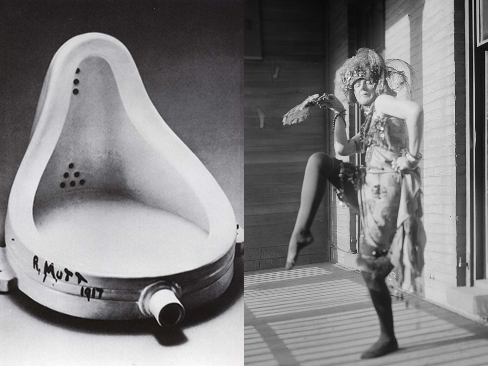 Imagem em preto e branco com um mictório tubular branco, com inscrições na base, creditado como obra de Marcel Duchamp, ao lado da foto de uma mulher branca caracterizada com roupas e adereços cênicos em uma entrada de prédio, realizando uma performance.