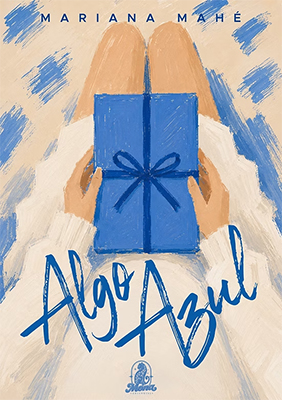Capa do livro Algo Azul, de Mariana Mahé, ilustrada em estilo pictórico, onde duas mãos seguram uma caixa de presente azul envolvida por uma fita da mesma cor. O fundo é composto por pinceladas em tons de branco, bege e azul, enquanto o título aparece escrito à mão em letras grandes azuis na parte inferior da capa.