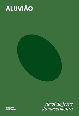 Capa de ALUVIÃO, de fundo verde bandeira com um cilindro verde escuro, tombado, no centro. O título aparece ao alto e o nome do autor abaixo, ambos em branco.