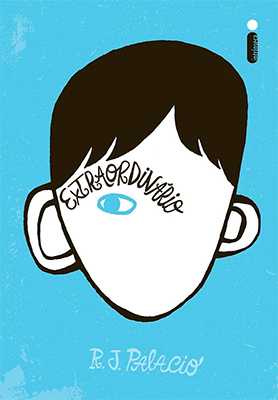 Capa azul, com o rosto branco de um menino de cabelo preto ilustrado, com apenas um olho azul em detalhe onde se lê o título Extraordinário