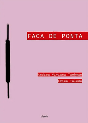 Capa rosa do livro Faca de Ponta, com título e nomes das autoras datilografados em branco com fundo vermelho e o detalhe de um clipe de pasta na lateral.