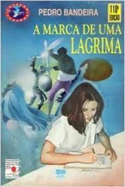 Capa do livro A Marca de uma Lágrima, onde a personagem Isabel aparece vestindo blusa branca e escrevendo uma carta, enquanto uma cena imaginada por ela, onde um cavaleiro luta com seu vilão, aparece atrás.