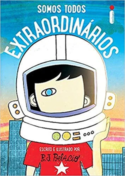 Capa da HQ Somos todos extraordinarios, onde o personagem Auggie é representado usando um capacete de astronauta, ilustrado, com uma cidade ao fundo e o título acima