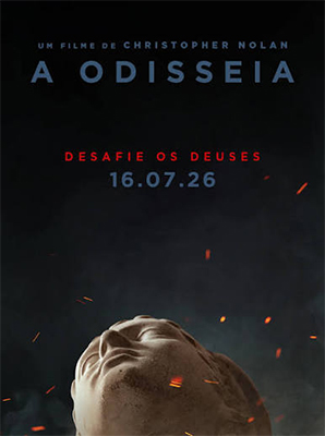 Pôster oficial em português do filme de Christopher Nolan, A Odisseia. Apresenta uma cabeça de estátua de mármore grega olhando para cima em um fundo escuro com faíscas de fogo. Inclui o título e a data de lançamento 16.07.26.