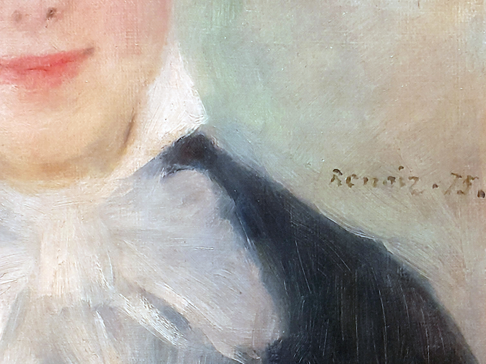 Close de pintura impressionista mostrando parte do rosto e gola branca franzida, com pinceladas suaves e luminosas. À direita, aparece a assinatura Renoir.