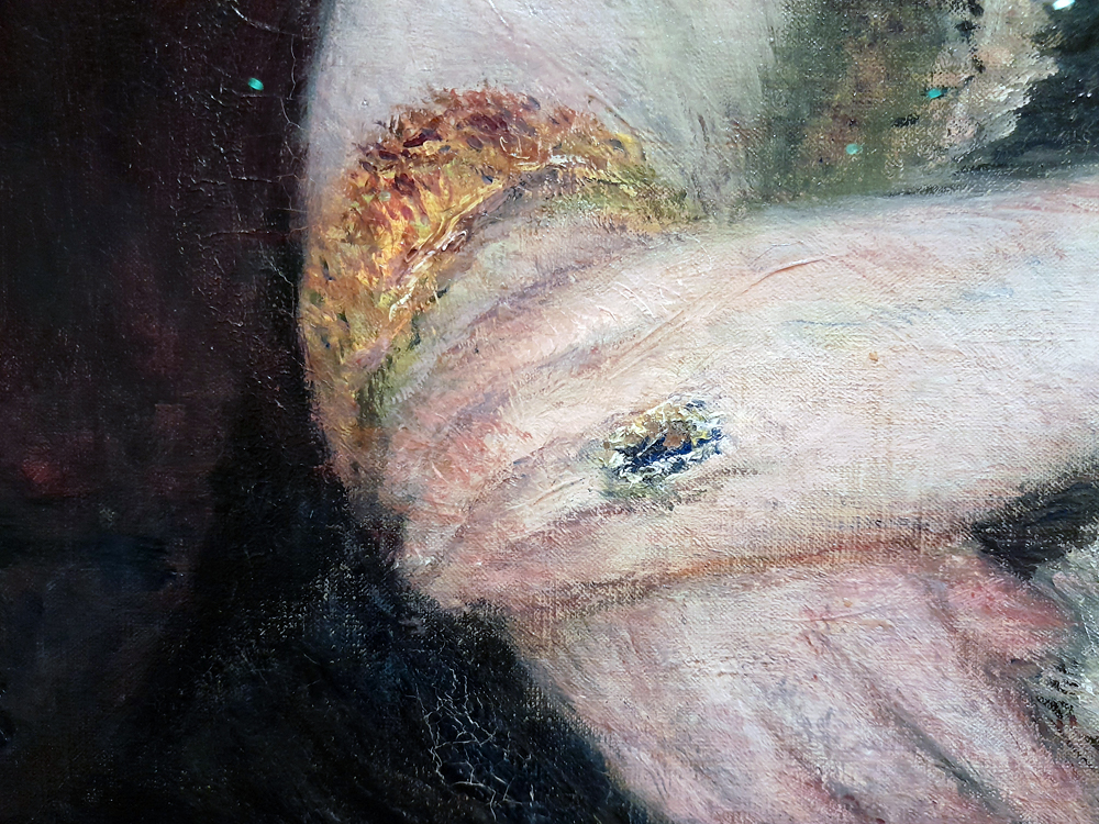 Close de pintura impressionista mostrando braços cruzados com pele em tons rosados. A figura usa pulseira dourada e anel com pedra azul, com pinceladas visíveis e fundo escuro contrastando com a pele iluminada.
