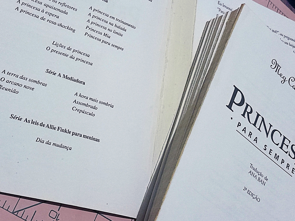 Páginas soltas de um livro lado a lado: à direita, a folha de rosto de Princesa Para Sempre, de Meg Cabot; à esquerda, página listando títulos das séries da autora, incluindo O Diário da Princesa, A Mediadora e As Leis de Allie Finkle, com seus volumes organizados em tópicos.