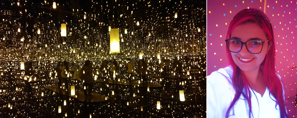 Montagem com duas fotos. À esquerda, instalação imersiva com lanternas douradas refletidas por paredes espelhadas, criando efeito de infinito enquanto visitantes aparecem multiplicados no espaço. À direita, pessoa de cabelo rosa e óculos sorrindo diante de fundo iluminado por pontos coloridos, em ambiente artístico de obras de luz e repetição de Yayoi Kusama.