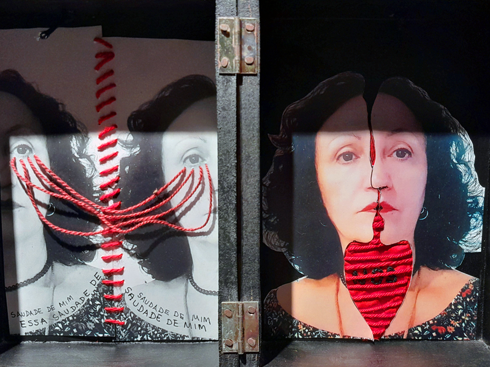 Obra de Marlene Barros com retratos fotográficos interferidos por costuras e bordados vermelhos. À esquerda, fotografias em preto e branco aparecem cortadas e religadas por pontos grossos, com fios vermelhos atravessando os rostos e a frase saudade de mim repetida na parte inferior. À direita, um retrato colorido é dividido verticalmente ao meio por uma abertura costurada em vermelho, que desce do cabelo ao pescoço e termina em uma grande forma bordada sobre o peito.