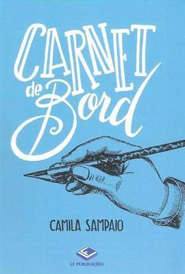Capa do livro Carnet de bord, de Camila Sampaio, com capa azul ilustrada por uma mão segurando uma caneta e título em tipografia divertida branca.