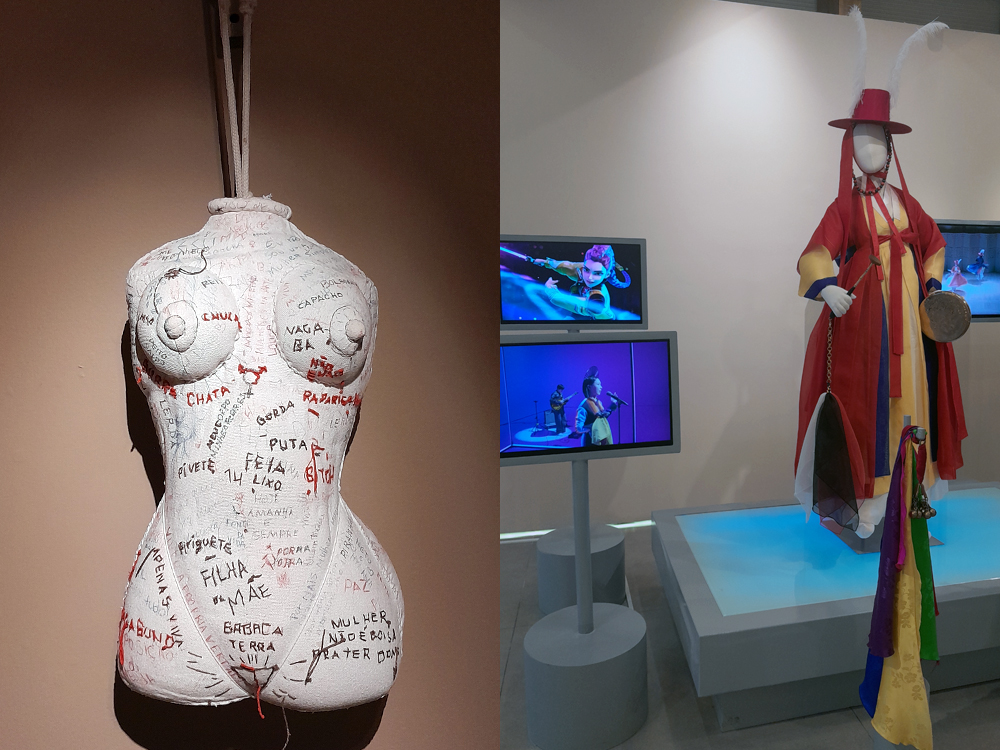 Montagem com registros de duas exposições diferentes. À esquerda, escultura suspensa de um torso revestido de tecido branco, coberto por palavras e expressões bordadas e escritas em preto e vermelho, entre elas chata, gorda, puta, filha, mãe e mulher. À direita, instalação com manequim usando traje longo vermelho, amarelo e azul, chapéu vermelho com pluma branca e acessórios pendentes; ao redor, monitores exibem cenas de uma apresentação.